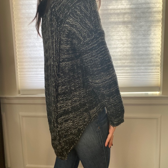 Black and White Knit High-Low Millau LF Sweater - Picture 2 of 6